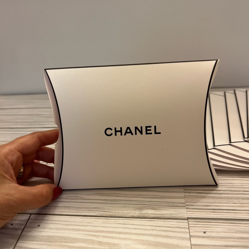CHANEL set of 10 pillow gift box Elegant 7.5” White - Picture 4 of 6